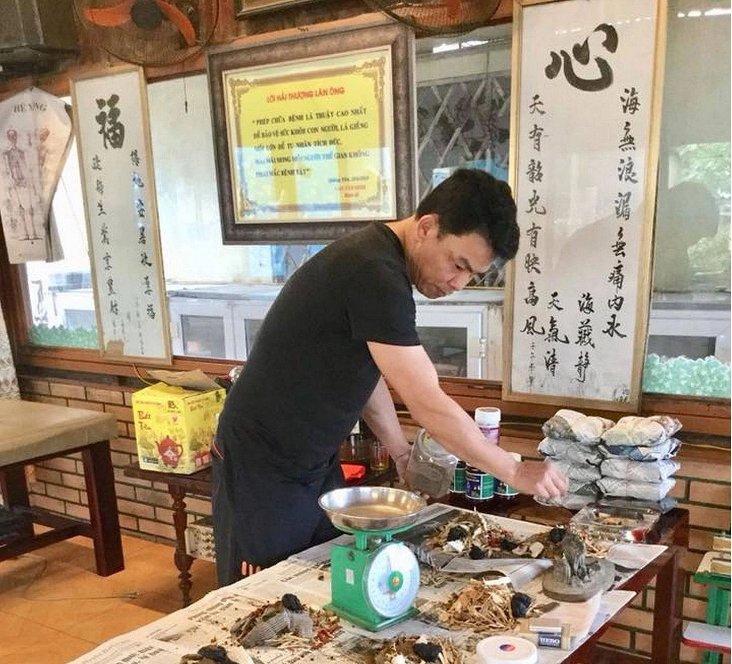 Công việc bận rộn của các lương y tại Bảo Minh Đường